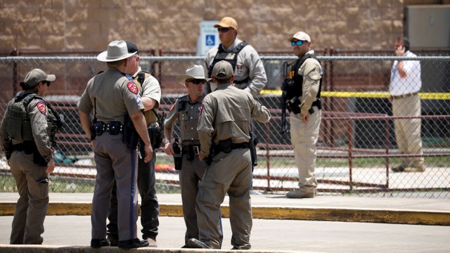 Polisi berjaga di lokasi penembakan di Sekolah Dasar Robb di Uvalde, Texas, Amerika Serikat, Selasa (24/5/2022). Foto: Marco Bello/Reuters