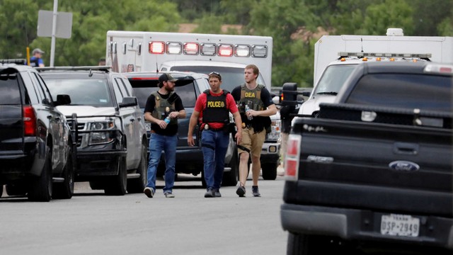 Polisi berjaga di lokasi penembakan di Sekolah Dasar Robb di Uvalde, Texas, Amerika Serikat, Selasa (24/5/2022). Foto: Marco Bello/Reuters