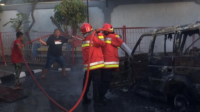 Tim Pemadam Kebakaran memudurkan api yang membakar mobil di SPBU Batoh, Banda Aceh. Dok. DPKP Banda Aceh 