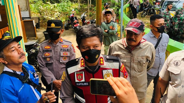 Wali Nagari di Solok, Sumatera Barat, didemo warga akibat diduga melakukan perbuatan mesum, Selasa (24/5/2022). Foto: Polres Solok Kota