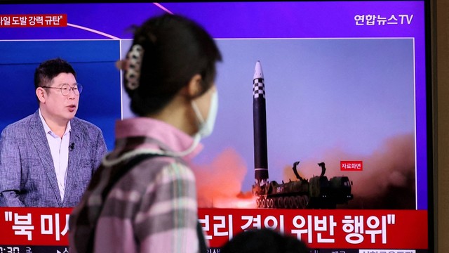 Seorang wanita menyaksikan TV yang melaporkan tentang peluncuran tiga rudal Korea Utara termasuk yang dianggap sebagai rudal balistik antarbenua (ICBM), di Seoul, Korea Selatan, Rabu (25/5/2022). Foto: Kim Hong-Ji/REUTERS