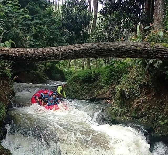 (Arung Jeram, Kampung Singkur, Bandung. Foto: Sony)