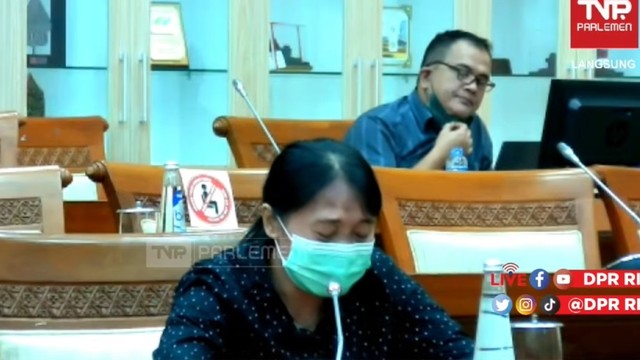 Ibu Suwarni, seorang tukang urut mengeluh tabungan habis karena DNA Pro di ruang DPR. Foto: DPR