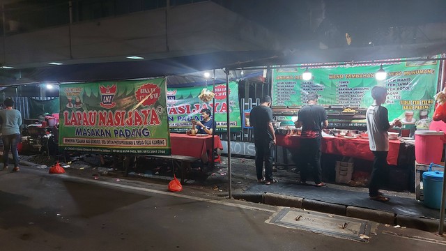 Warung makan khas Padang warung Nasi Lapau Jaya. Foto: Azalia Amadea/kumparan