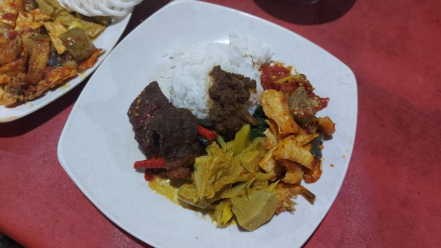 Sabar Mengantre Demi Makan Nasi Padang di Warung Legendaris Lapau Nasi Jaya (245296)
