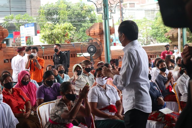 Presiden Jokowi saat berada di Pasar Kreneng, Denpasar, Bali - LSU