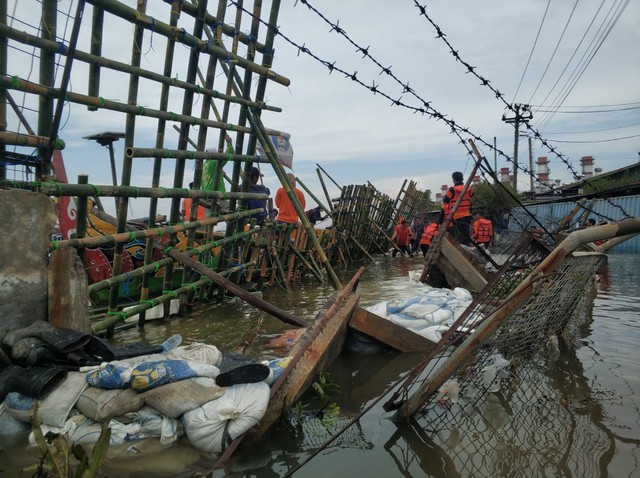 Proses penambalan tanggul yang jebol di Industri Lamicitra Pelabuhan Tanjung Emas Semarang. Foto: Dok. Istimewa