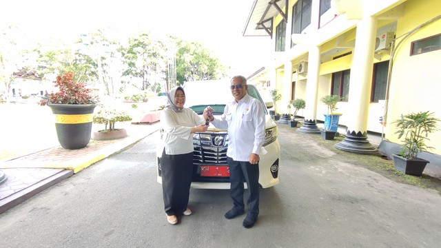 Mantan Bupati Kotawaringin Barat Nurhidayah secara simbolis menyerahkan kunci mobil dinas kepada Pemkab Kobar yang diwakili oleh Sekda Suyanto. Foto: Lukman Hakim/InfoPBUN
