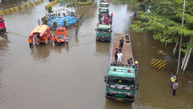 Banjir merendam kawasan Pelabuhan Tanjung Emas Semarang. Foto: Intan Alliva/kumparan