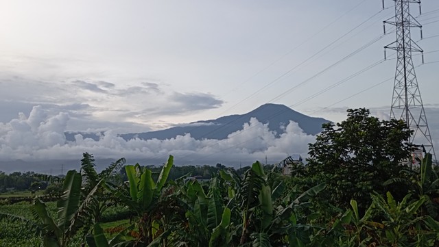 Gunung Slamet (sumber: foto dari smartphone pribadi)