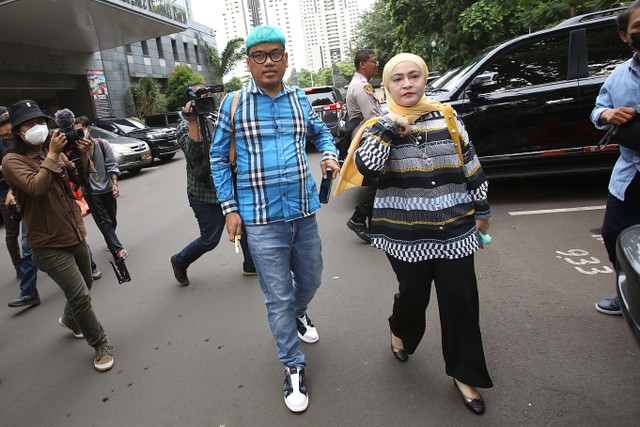 Pasangan artis Uya Kuya dan istrinya Astrid saat memenuhi panggilan di Polda Metro Jaya, Jakarta, Rabu, (25/05/2022). Foto: Dok. Agus Apriyanto