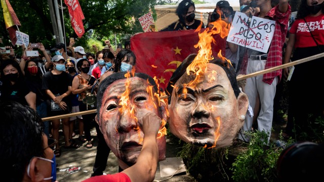 Aktivis Filipina membakar foto Ferdinand "Bongbong" Marcos Jr. dan Sara Duterte saat protes mengecam proklamasi presiden dan wakil presiden baru Filipina di depan Komisi Hak Asasi Manusia, di Quezon City, Metro Manila, Filipina, Rabu (25/5/2022). Foto: Lisa Marie David/REUTERS