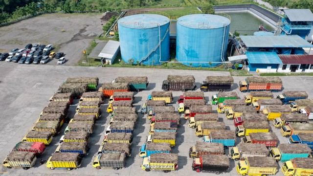 Foto udara antrean truk pengangkut tebu di Pabrik Gula PT Rejoso Manis Indo (RMI) Blitar, Jawa Timur, Rabu (25/5/2022). Foto: Irfan Anshori/ANTARA FOTO