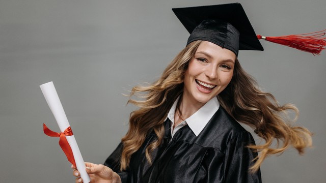 Ilustrasi perempuan wisuda (Sumber photo: pexels.com)