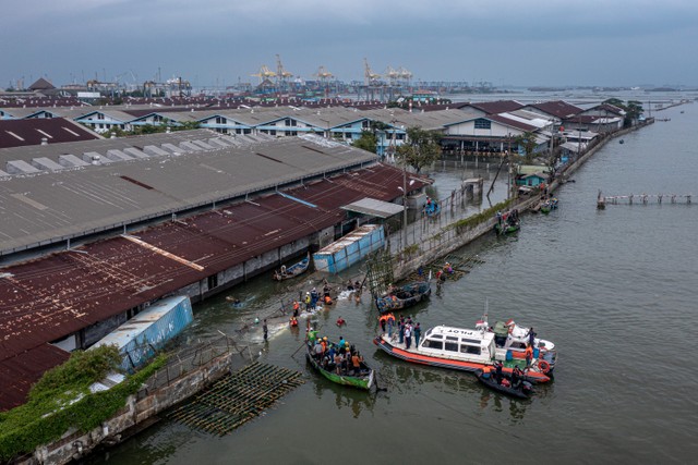 Hari ke-4 Tanggul di Pelabuhan Tanjung Emas Jebol: Petugas Masih Berupaya Tambal (194758)