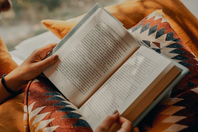 https://unsplash.com/@claybanks - tujuan meresensi buku adalah