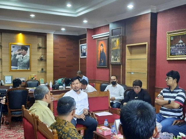 Warga Kampung Jabi, Batam saat beraudiensi dengan Ketua DPRD Batam Nuryanto. (Foto: Juna/batamnews)