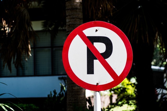 Ilustrasi dilarang parkir. Foto: Shutterstock