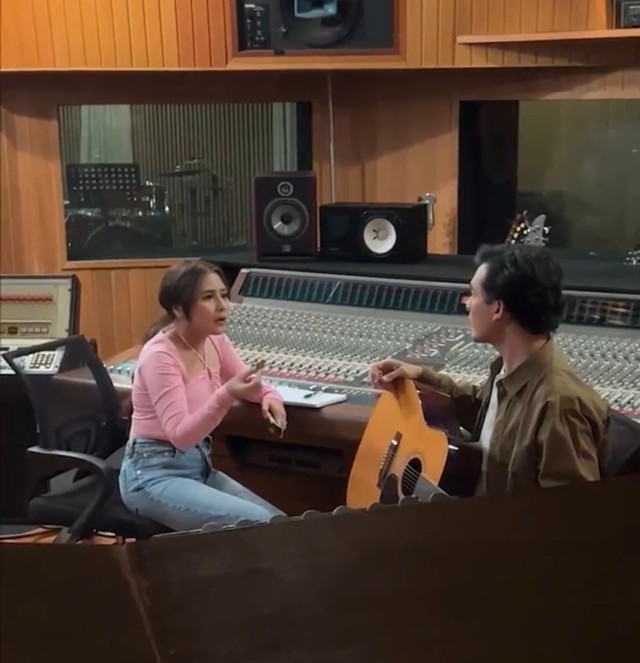 Prilly dan Jourdy yang terlibat adu mulut saat melakukan pembuatan lagu di sebuah studio.