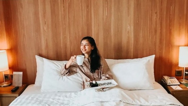 Ilustrasi wanita melakukan staycation di hotel Foto: Instagram/ @astonbogor