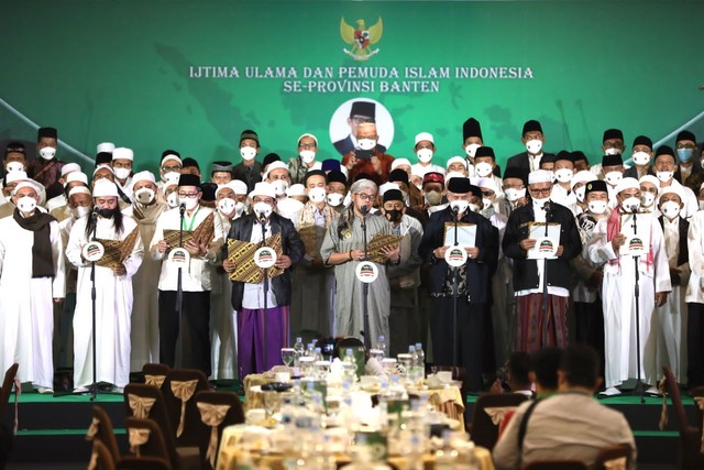 Ulama, habib, dan pemuda Islam Indonesia di Banten yang tergabung dalam Ijtima Ulama Banten menggelar deklarasi dukungan untuk Menparekraf Sandiaga Uno maju sebagai Capres 2024. Foto: Dok. Istimewa