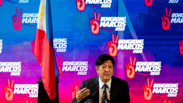 Presiden terpilih Filipina Ferdinand Marcos Jr berbicara dalam konferensi pers di markas besarnya di Kota Mandaluyong, Metro Manila, Filipina, 23 Mei 2022. Foto: Lisa Marie David/REUTERS