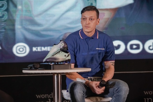 Mesut Ozil melakukan konferensi pers di kantor Kemenparekraf RI di Jakarta pada Rabu (25/5/2022). Foto: Iqbal Firdaus/kumparan
