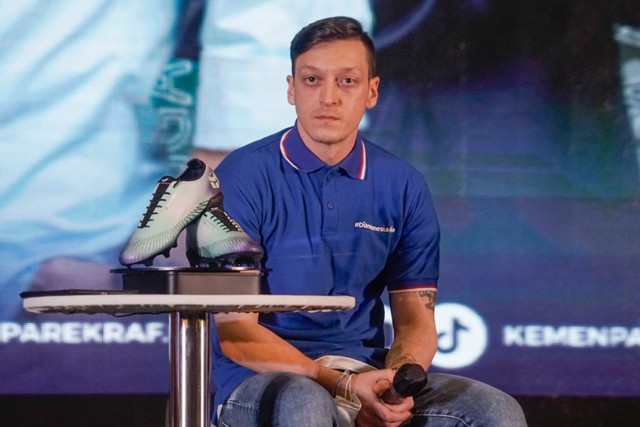 Mesut Ozil melakukan konferensi pers di kantor Kemenparekraf RI di Jakarta pada Rabu (25/5/2022). Foto: Iqbal Firdaus/kumparan