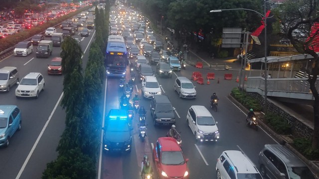 Kendaraan berotator melintas di Jalan Gatot Subroto, Jakarta, Rabu (25/5) sore. Foto: Jonathan Devin/kumparan