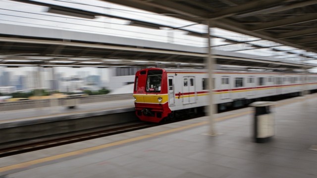KRL Commuter Line tiba di Stasiun Manggarai, Jakarta, Rabu (25/5/2022). Foto: Fauzan/ANTARA FOTO