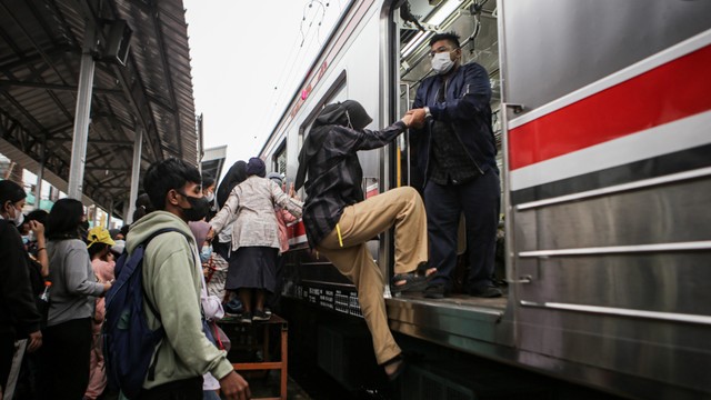 Penumpang membantu penumpang lain menaiki KRL Commuter Line di Stasiun Manggarai, Jakarta, Rabu (25/5/2022). Foto: Fauzan/ANTARA FOTO