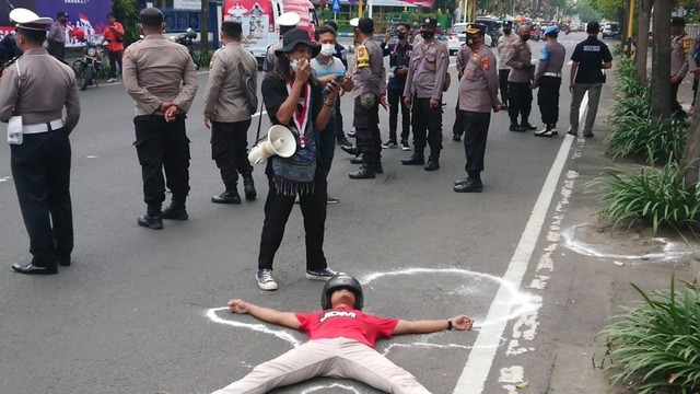 Mahasiswa GMNI di Tulungagung Tagih Janji Pemkab Perbaiki Jalan Rusak