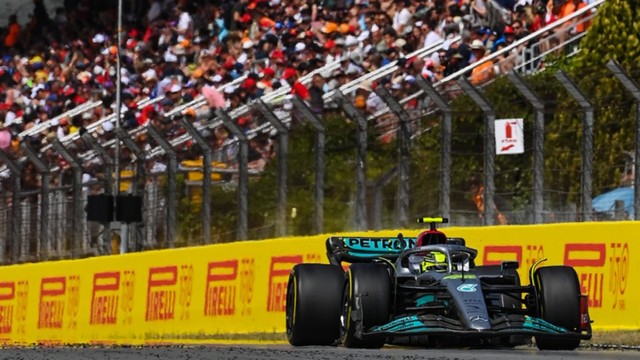 Lewis Hamilton melaju di Sirkuit Catalunya pada GP Spanyol sebagai seri keenam F1 musim 2022. Sumber: Situs Resmi Mercedes AMG F1.