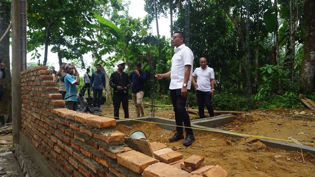 Wakil Ketua DPRA, Safaruddin, meninjau progres pembangunan sejumlah rumah duafa di Aceh Barat Daya. Foto: Dok. DPRA