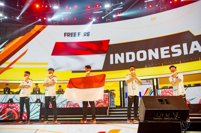 Timnas Indonesia yang berhasil meraih medali perak di ajang SEA Games Vietnam 2021 untuk cabang olahraga e-sports Free Fire. Foto: Dok. Telkomsel