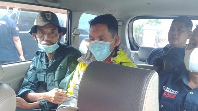 Mantan Bupati Bener Meriah berinisial AH ditangkap petugas Balai Penegakan Hukum (Gakkum) Kementerian Lingkungan Hidup dan Kehutanan (KLHK). Foto: Dok. Istimewa