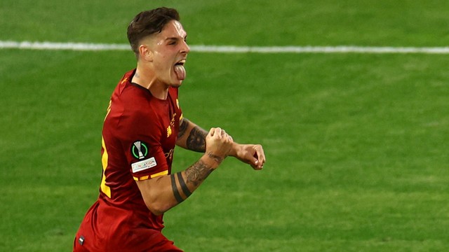 Pemain AS Roma Nicolo Zaniolo merayakan gol pertama mereka saat pertandingan Final Liga Konferensi Eropa di Arena Kombetare, Tirana, Albania. Foto: Lisi Niesner/Reuters