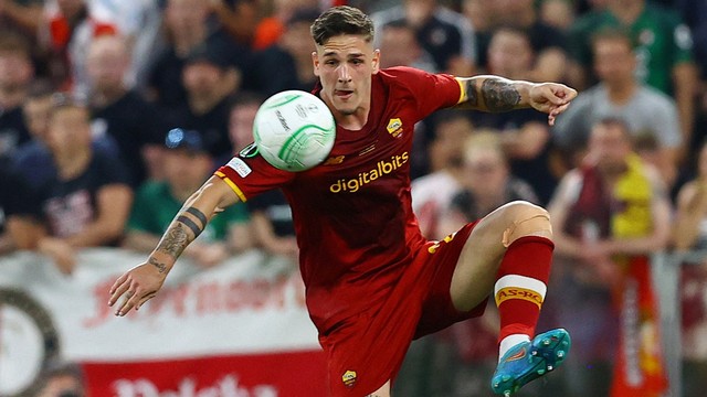 Pemain AS Roma Nicolo Zaniolo saat pertandingan Final Liga Konferensi Eropa di Arena Kombetare, Tirana, Albania. Foto: Florion Goga/REUTERS