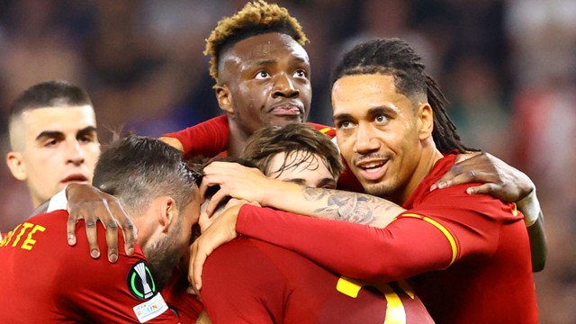 Pemain AS Roma Nicolo Zaniolo merayakan gol pertama mereka bersama rekan setim saat pertandingan Final Liga Konferensi Eropa di Arena Kombetare, Tirana, Albania. Foto: Florion Goga/REUTERS