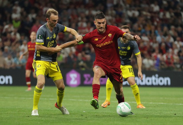 Fredrik Aursnes dari Feyenoord duel dengan Lorenzo Pellegrini dari AS Roma saat pertandingan Final Liga Konferensi Eropa di Arena Kombetare, Tirana, Albania. Foto: Marko Djurica/Reuters