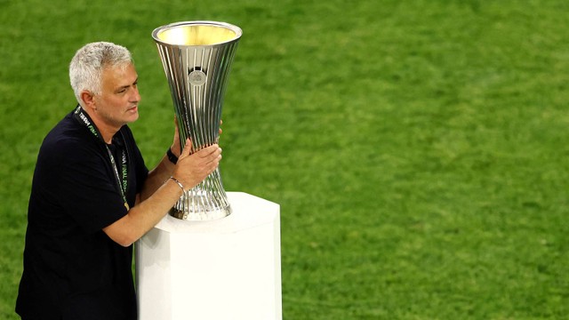 Pelatih AS Roma Jose Mourinho dengan trofi setelah memenangkan Liga Konferensi Eropa. Foto: Lisi Niesner/Reuters
