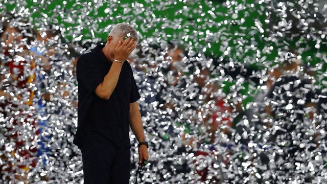 Pelatih AS Roma Jose Mourinho menangis saat merayakan kemenangan di Final Liga Konferensi Eropa. Foto: Florion Goga/REUTERS