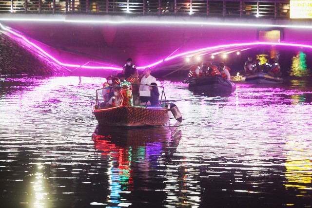 Wisata Romantis Naik Perahu Keliling Kalimas di Malam Hari