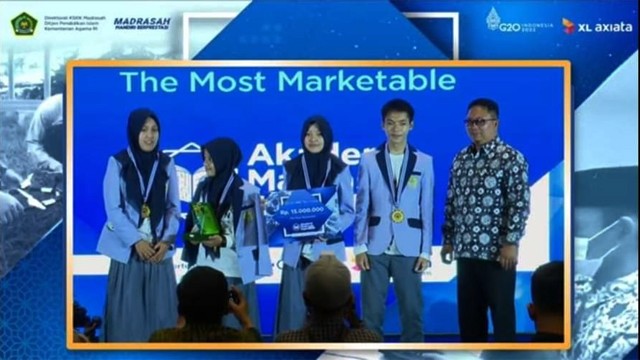 Tim Tangkasi Madrasah Aliyah Swasta (MAS) Alkhairaat Kampung Jawa Tondano, Kabupaten Minahasa menerima penghargaan The Most Marketable pada malam Grand Final Akademi Madrasah Digital (AMD).