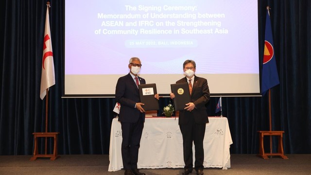 Sekretaris Jenderal ASEAN, Lim Jok Hoi, dan Sekretaris Jenderal IFRC, Jagan Chapagain, menandatangani Memorandum of Understanding (MoU) di sela-sela pertemuan GPDRR 2022 pada Rabu (25/5/2022). Foto: IFRC