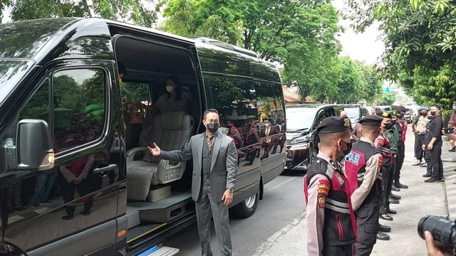 Panglima TNI Jenderal Andika Perkasa tiba di lokasi pernikahan Adik Jokowi, Kamis (26/5/2022). Foto: Fernando Fitusia/BengawanNews