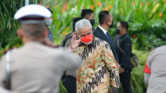 Gubernur Jateng, Ganjar Pranowo, melambaikan salam usai tiba di Graha Saba Buana, Solo, Kamis (26/05/2022). FOTO: Agung Santoso