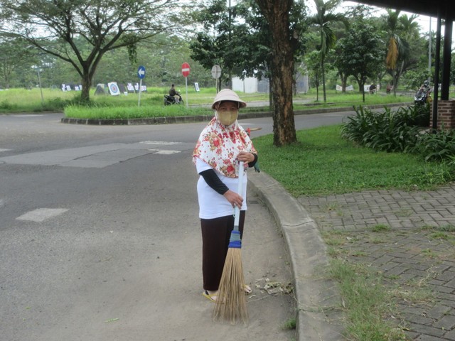 Seorang petugas kebersihan. Sumber Foto: Dokumentasi pribadi. 