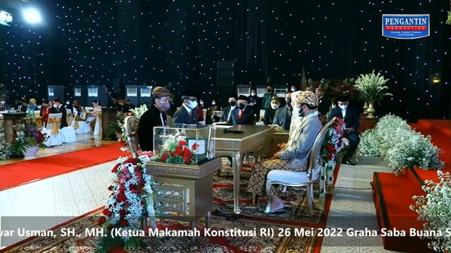Suasana pernikahan Ketua MK Anwar Usman dan adik bungsu Jokowi, Idayati, di Graha Saba Buana Solo, Jawa Tengah, Kamis (26/5/2022). Foto: Youtube/Wedding Organizer Pengantin Production Yogyakarta