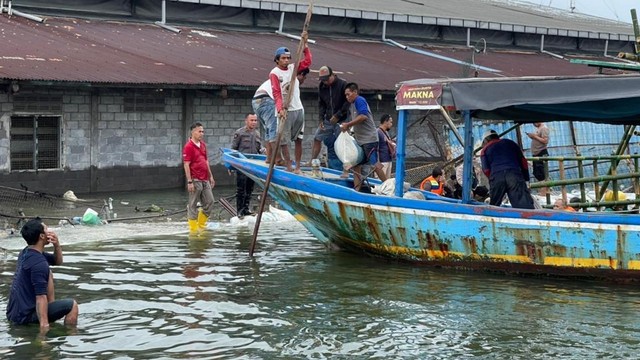 Proses penambalan tanggul jebol di kawasan industri Lamicitra Pelabuhan Tanjung Emas Semarang. Foto: Dok. Istimewa